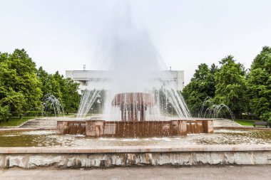 Cumhuriyet Meydanı'ndaki Çeşme, Almatı'daki ana meydan, Kazakistan.