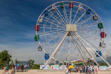 Almat, Kazakistan - 1 Haziran 2017: Almat, Kazakistan'daki Kok Tobe Dağı'nda dönme dolap.