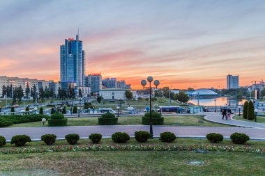 Minsk, Beyaz Rusya - 7 Haziran 2017: Minsk,Beyaz Rusya'nın merkezinde gün batımı
