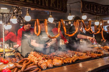 Krakow, Polonya - 2 Aralık 2017: Krakow, Polonya'daki Rynek Glowny meydanındaki Noel pazarında fast food tezgahı