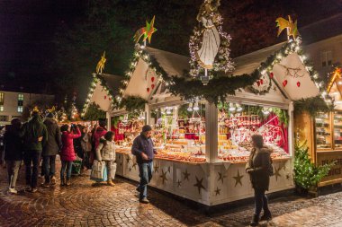 Heidelberg, Almanya - 15 Aralık 2017: Heidelberg'deki Noel pazarının gece manzarası.