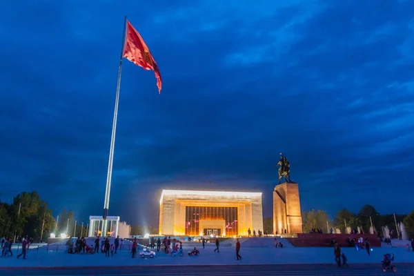 Bishkek Kyrgyzstan Mai 2017 Mât Drapeau Statue Manas Musée Histoire — Photo