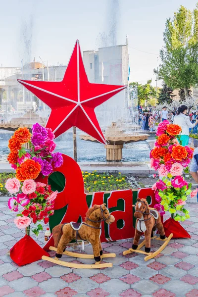 Bishkek Kyrgyzstan Maio 2017 Estrela Vermelha Flores Para Celebrações Dia — Fotografia de Stock