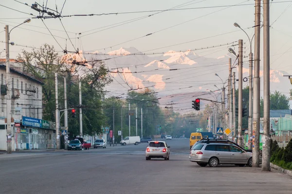 Bishkek Kyrgyzstan Maj 2017 Gade Bishkek Med Snedækkede Bjerge Baggrunden - Stock-foto