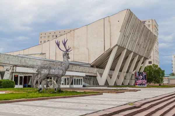 Bishkek Kyrgyzstan Mayo 2017 Escultura Ciervo Frente Palacio Del Deporte — Foto de Stock