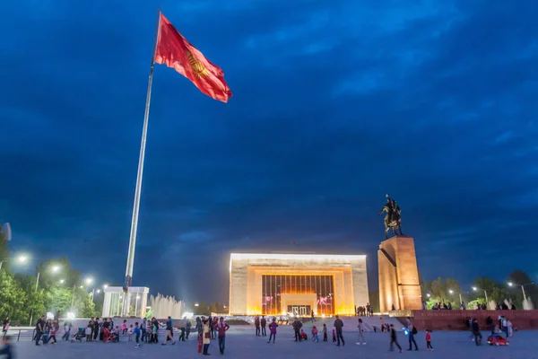 Bishkek Kyrgyzstan Mai 2017 Mât Drapeau Statue Manas Musée Histoire — Photo