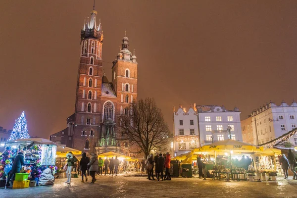 克拉科夫 2017年12月3日 在波兰克拉科夫的中世纪广场Rynek Glowny与圣玛丽大教堂的圣诞市场摊位 — 图库照片