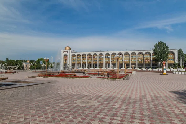 吉尔吉斯斯坦首都比什凯克阿拉托广场喷泉 — 图库照片