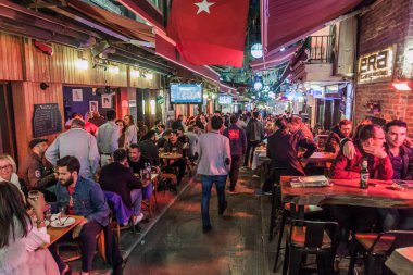 İstanbul, Türkiye - 30 Nisan 2017: İstanbul Beyoğlu Mahallesi Nevizade Sokak caddesindeki barlar.
