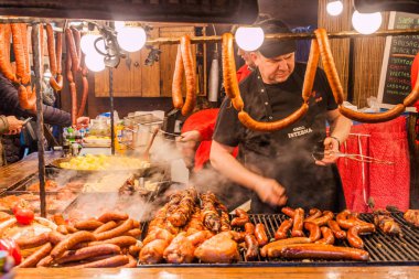 Krakow, Polonya - 2 Aralık 2017: Krakow, Polonya'daki Rynek Glowny meydanındaki Noel pazarında et tezgahı