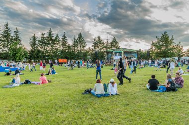 Dudutki, Beyaz Rusya - 17 Haziran 2017: Dudutki Açık Hava Müzesi'nde Açık Hava Kupal festivali, Beyaz Rusya