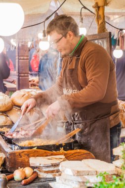 Krakow, Polonya - 2 Aralık 2017: Krakow, Polonya'daki Rynek Glowny meydanındaki Noel pazarında geleneksel yemek tezgahı