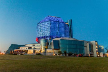 Minsk Belarus Milli Kütüphanesi binasının akşam görünümü