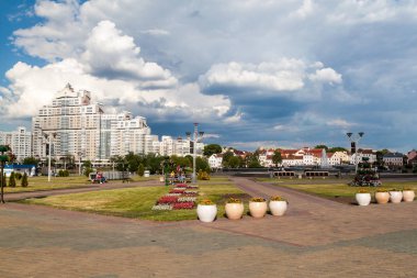 Minsk, Beyaz Rusya - 16 Haziran 2017: Minsk'in merkezindeki bir parkın manzarası.