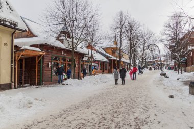 Zakopane, Polonya - 3 Aralık 2017: Zakopane, Polonya'da insanlar sokakta yürüyor