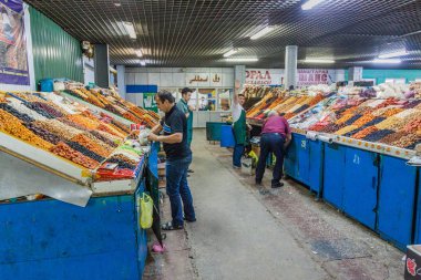 Almat, Kazakistan - 1 Haziran 2017: Almat, Kazakistan'daki Zelyoniy Çarşısı'nda (veya Zelyony Green Bazaar)'da kurutulmuş meyveli nad fındık tezgahları.