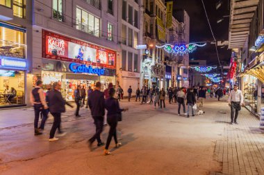 İstanbul, Türkiye - 30 Nisan 2017: İstanbul'da İstiklal Caddesi'nde insanlar yürüyor.