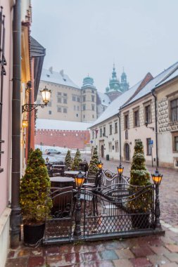 Krakow, Polonya - 4 Aralık 2017: Krakow, Polonya'da Kanonicza caddesi ve Wawel kalesinin kış görünümü