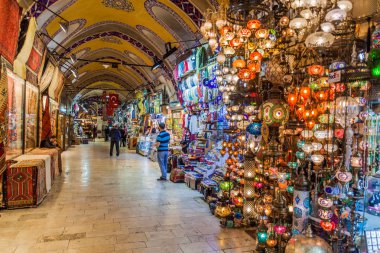 İstanbul, Türkiye - 1 Mayıs 2017: İstanbul Kapalıçarşı'nın ara sokaklarından biri.