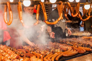 Krakow, Polonya - 2 Aralık 2017: Krakow, Polonya'daki Rynek Glowny meydanındaki Noel pazarında fast food tezgahı