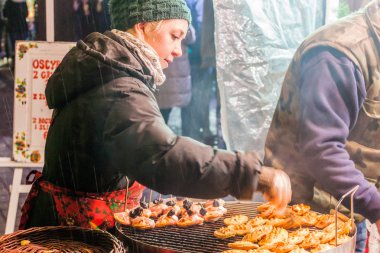 Krakow, Polonya - 3 Aralık 2017: Krakow, Polonya'daki Rynek Glowny meydanındaki Noel pazarında yiyecek tezgahı