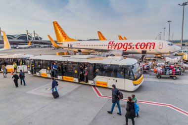 İstanbul, Türkiye - 30 Nisan 2017: Pegasus Havayolları uçağı İstanbul Sabiha Gökçen Uluslararası Havalimanı'nda.