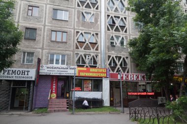 Almat, Kazakistan - 30 Mayıs 2017: Almat, Kazakistan'ın merkezinde çeşitli mağazalar