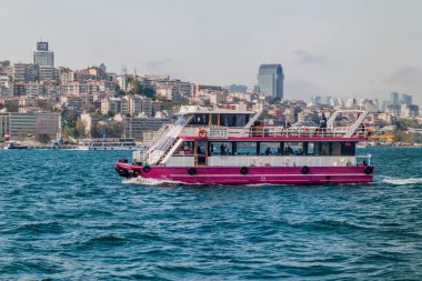 İstanbul, Türkiye - 1 Mayıs 2017: Mekatur yolcu teknesi İstanbul Boğazı'nda