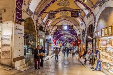 İstanbul, Türkiye - 1 Mayıs 2017: İstanbul Kapalıçarşı'nın ara sokaklarından biri.