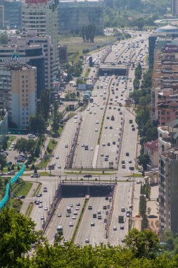 Almat, Kazakistan - 1 Haziran 2017: Almat, Kazakistan'da bir otoyolun havadan görünümü.