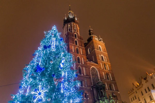 Nocny Widok Choinki Bazyliki Najświętszej Marii Panny Przy Średniowiecznym Placu — Zdjęcie stockowe