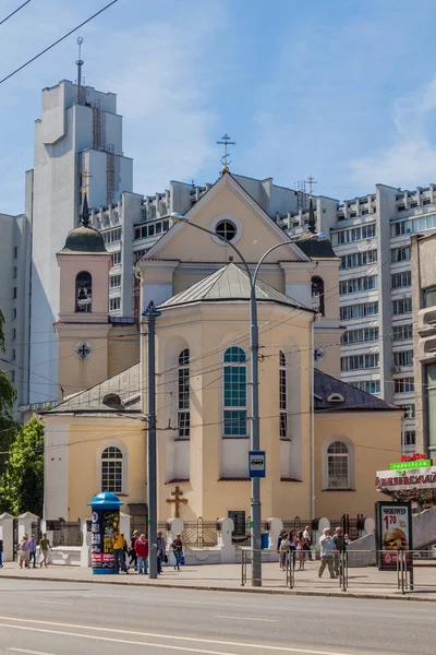 Minsk, Beyaz Rusya - 6 Haziran 2017: Minsk, Beyaz Rusya'daki Aziz Peter ve Paul ortodoks kilisesi