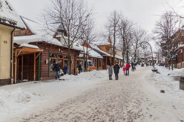 Zakopane Polônia Dezembro 2017 Pessoas Estão Andando Uma Rua Zakopane — Fotografia de Stock