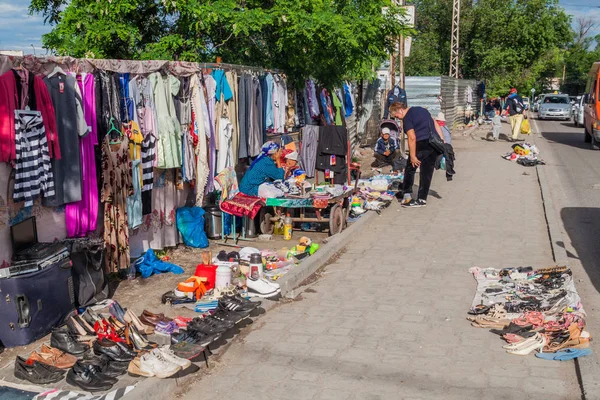 吉尔吉斯斯坦比什凯克 2017年5月19日 吉尔吉斯斯坦首都比什凯克奥什集市附近的跳蚤市场出售各种商品 — 图库照片