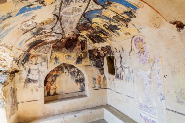 Davit Gareja, Gürcistan - 16 Temmuz 2017: Gürcistan 'daki Davit Gareja manastırı' ndaki Udabno mağara manastırındaki kiliselerden birinde resimler