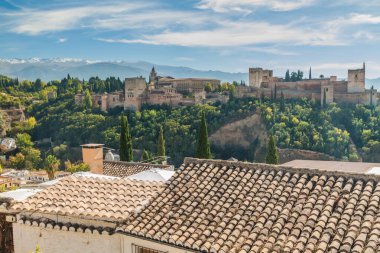 Granada, İspanya 'daki Alhambra Sarayı. Sierra Nevada dağları görünür.