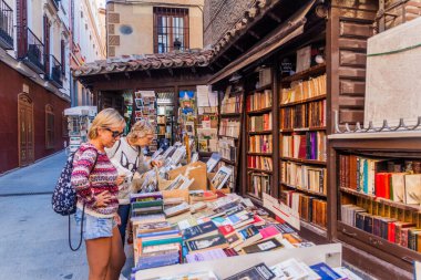 Madrid, İspanya - 25 Ekim 2017: Madrid, İspanya 'nın merkezindeki açık hava kitapçısı