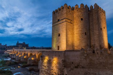 Cordoba, İspanya 'daki Roma Köprüsü' nün sonundaki Torre de Calahorra kulesi.