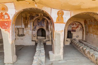 Davit Gareja, Gürcistan - 16 Temmuz 2017: Gürcistan 'daki Davit Gareja manastırı mağara yemekhanesi