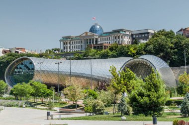 Tiflis, Gürcistan - 17 Temmuz 2017: Tiflis, Gürcistan 'daki Music Theater and Concert Hall. Arka planda Başkanlık Sarayı