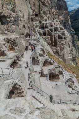 Vardzia, Gürcistan - 14 Temmuz 2017: Vardzia mağara manastırı Gürcistan 'da bir uçuruma oyuldu