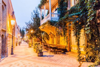 Tiflis, Gürcistan - 15 Temmuz 2017: Gürcistan 'ın Eski Tiflis kentindeki bir caddenin akşam manzarası