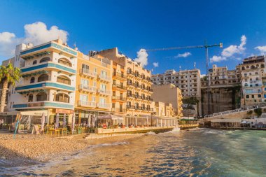 Xlendi, Malta - 9 Kasım 2017: Malta 'nın Gozo adasındaki Xlendi kasabasında liman