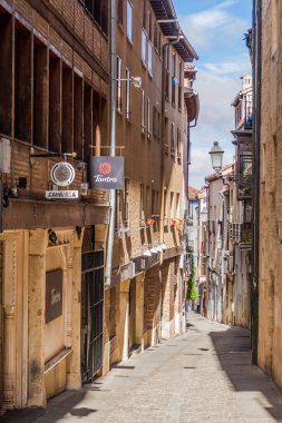 Segovia, İspanya - 20 Ekim 2017: Segovia, İspanya 'daki Nrrow sokağı