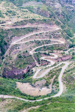 Vorotan nehir vadisinde Tatev ve Halidzor arasındaki yol, Ermenistan.