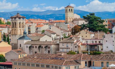 İspanya, Segovia 'daki eski şehrin silüeti.