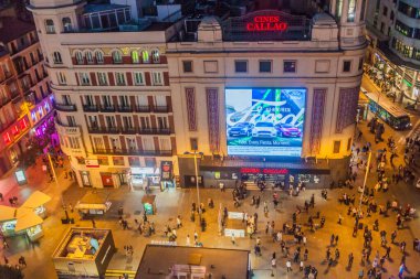 Madrid, İspanya - 22 Ekim 2017: Madrid Plaza del Callao 'da akşam