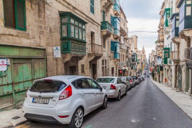 Valletta, Malta - 6 Kasım 2017: Malta 'nın başkenti Valletta' da tipik dar sokak