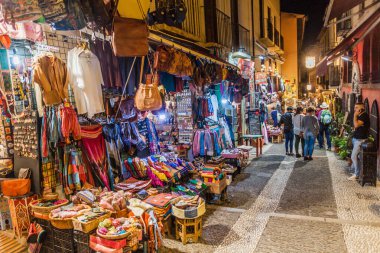 Granada, İspanya - 2 Kasım 2017: Granada 'daki Calle Caldereria Nueva Caddesi' nde çeşitli tezgahlar.