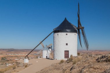 İspanya 'nın Consuegra köyünde bulunan yel değirmenleri